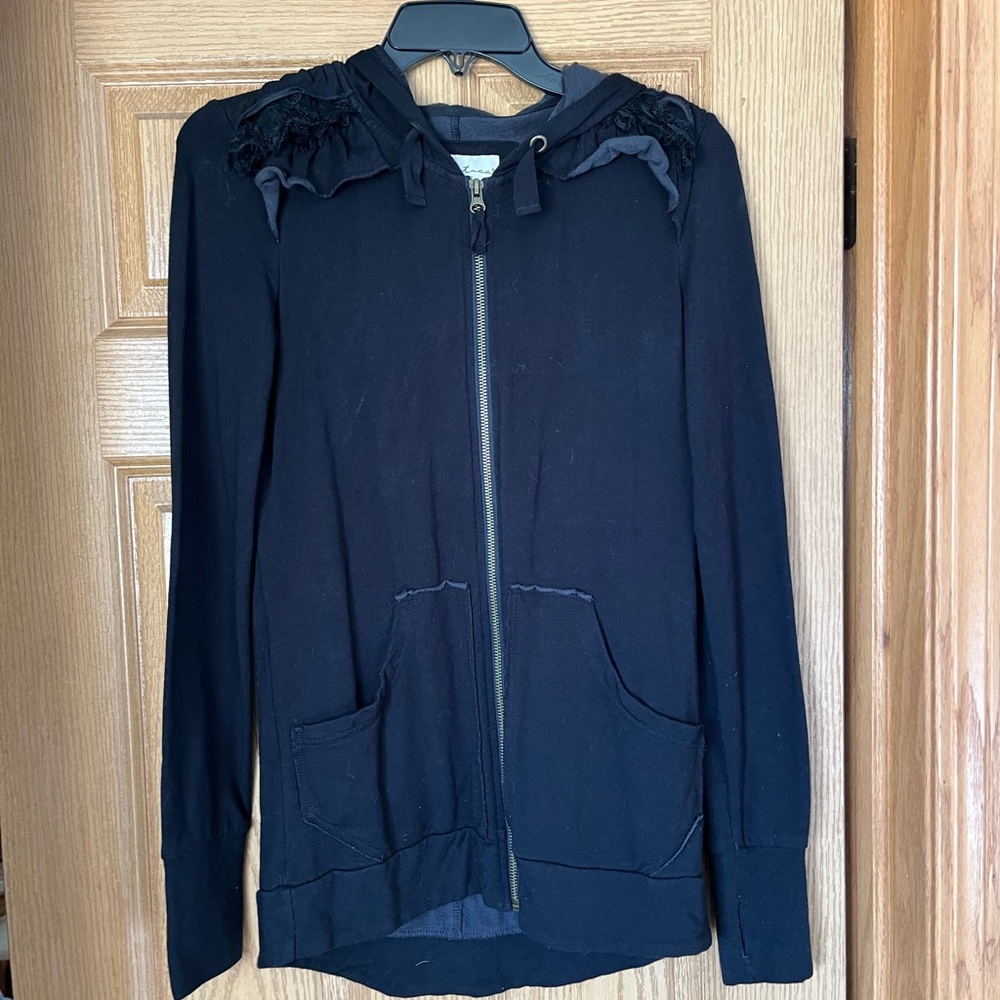 Evy’s Tree Reese Ruffle Hoodie in Black Size XS